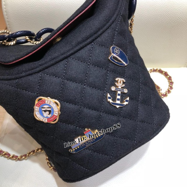 CHANEL女包 專櫃限定款 黑色 A057868 2018早秋走秀款小桶包 香奈兒菱格鏈條女包 Chanel海軍風徽章包 djc1060